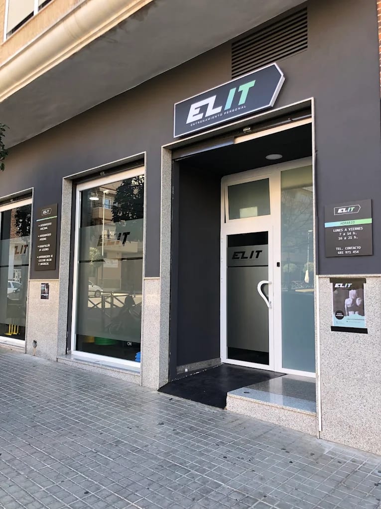 Fachada y entrada de ELIT Entrenamiento en Petrer