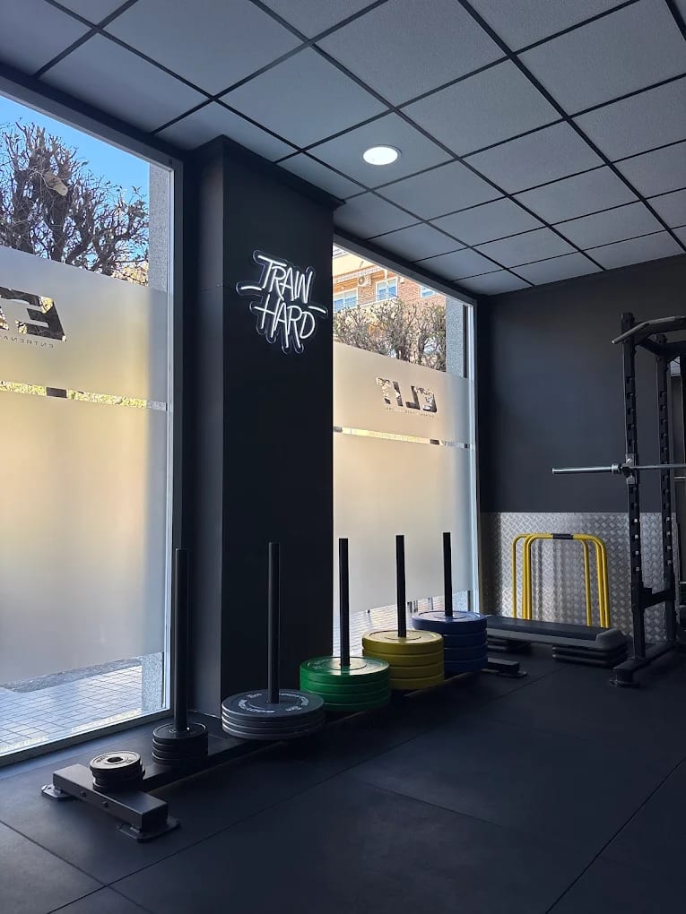Zona de fuerza con rack, discos y trineo