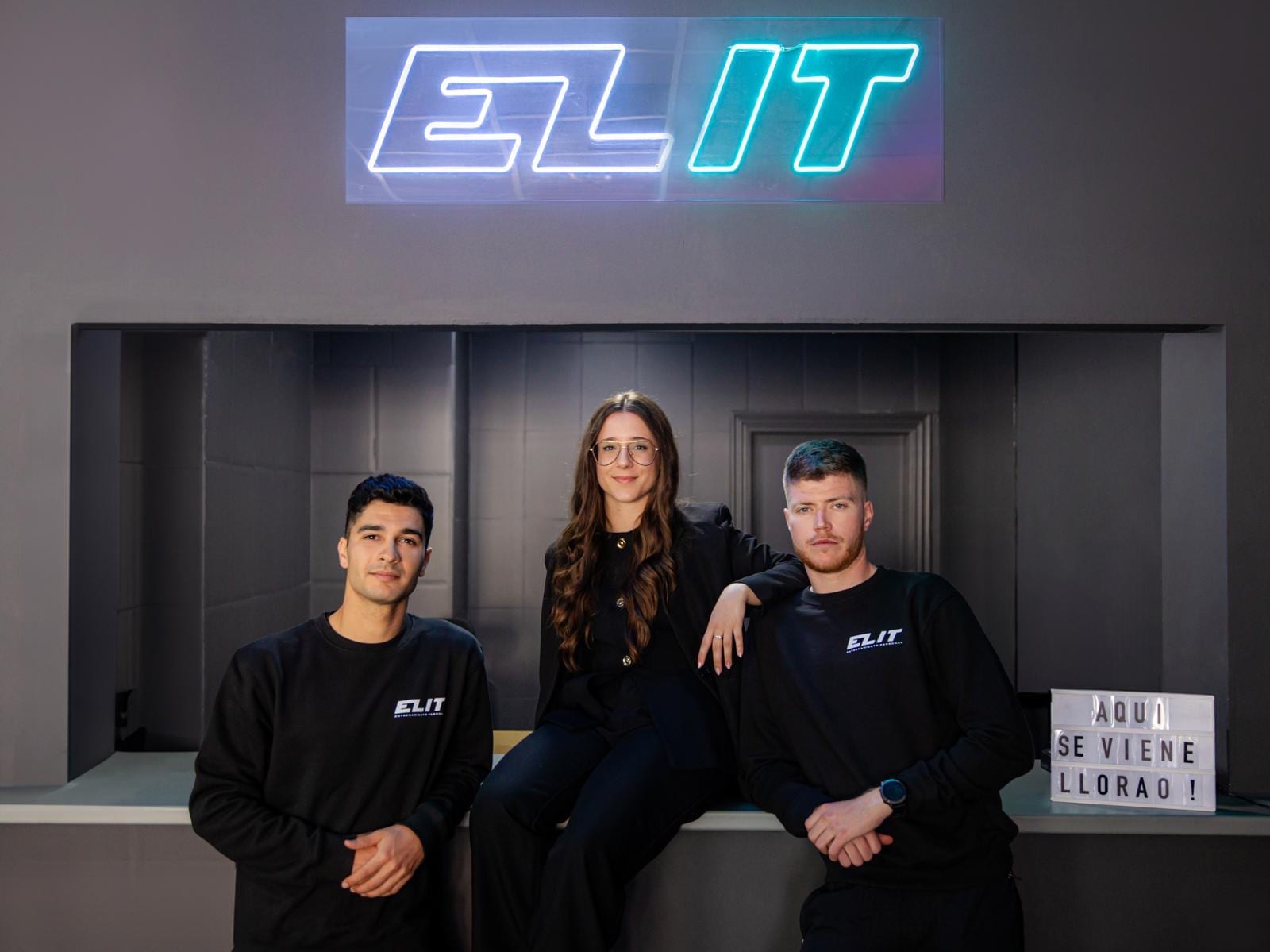 Marcial, Sara y Marcos bajo el neón de ELIT Entrenamiento