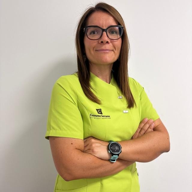 Gemma Serrano Montoya, dietista-nutricionista, con el uniforme de su consulta